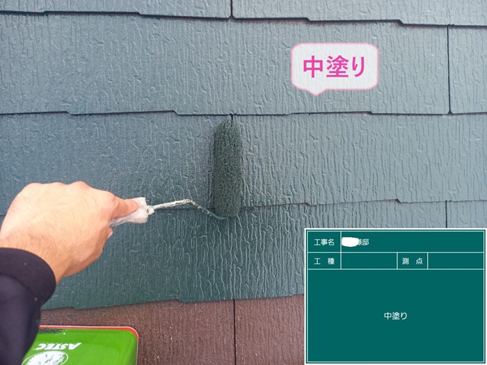 三木市の屋根塗装するカラーベスト屋根に中塗り材を塗っている様子