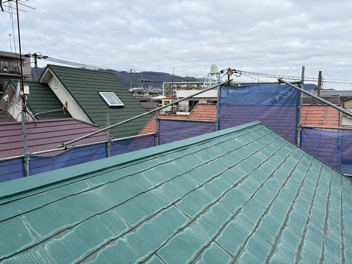 芦屋市で屋根補修工事として樹脂製の下地材タフモックを用いた棟板金交換を行う前の様子