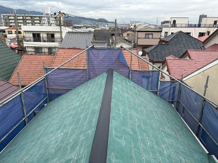 芦屋市で屋根補修工事として樹脂製の下地材タフモックを用いた棟板金取り付け