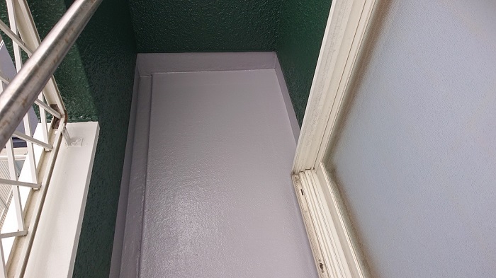 ベランダFRP防水のメンテナンスが完了した様子