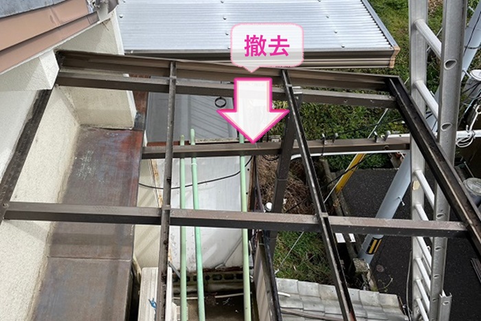 ２階バルコニー屋根の波板交換で既存の波板を撤去している様子