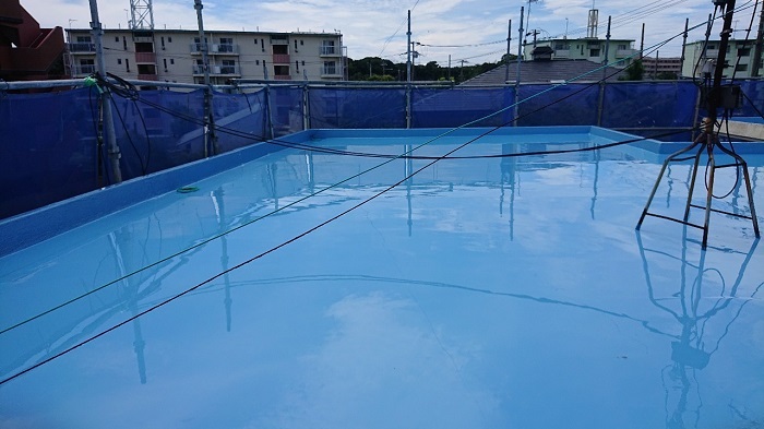 屋上の雨漏り修理でウレタン防水の中塗りが完了した様子