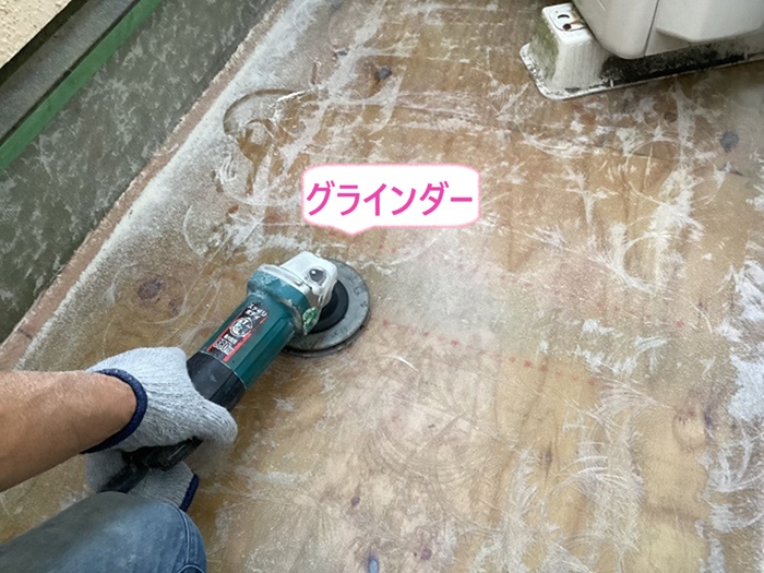 神戸市西区のバルコニー防水工事でグラインダーで研磨している様子