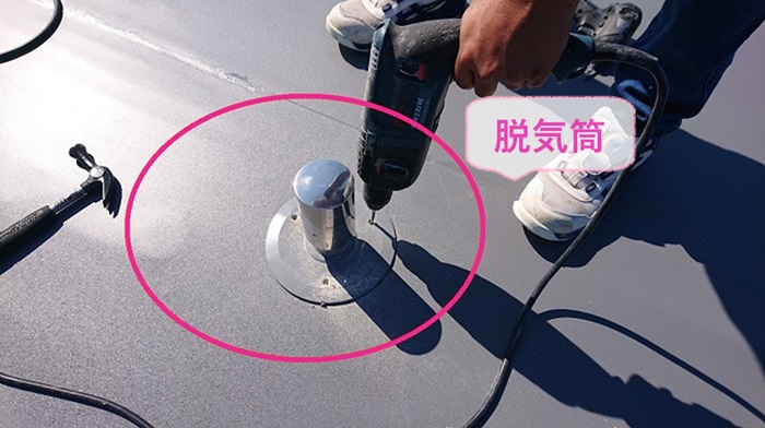 神戸市西区の陸屋根ゴムシート防水の改修工事で脱気筒を取り付けている様子