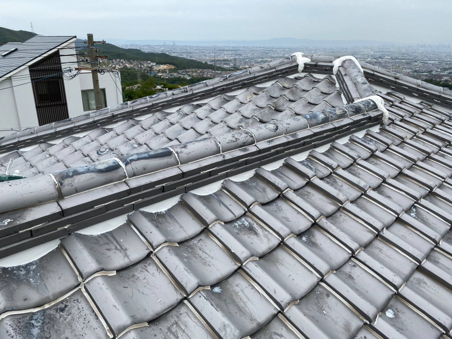 神戸市西区で瓦屋根の漆喰塗り替えが完了した様子