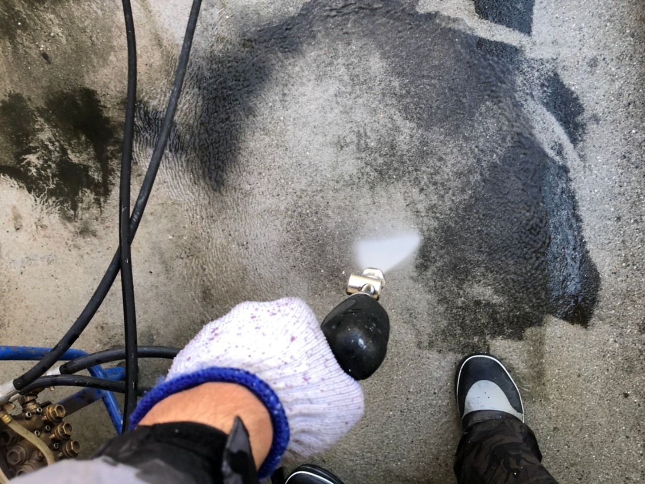 土間を洗浄している様子