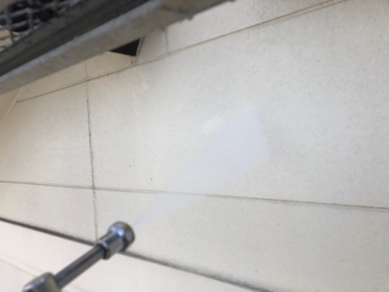 外壁を洗浄している様子