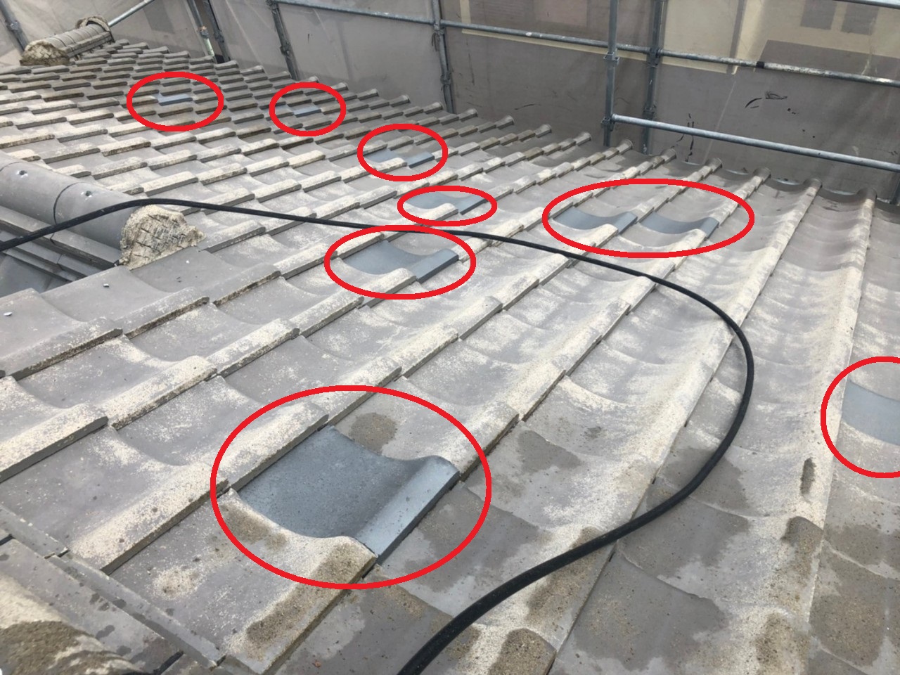 ひび割れたセメント瓦を差し替えた様子