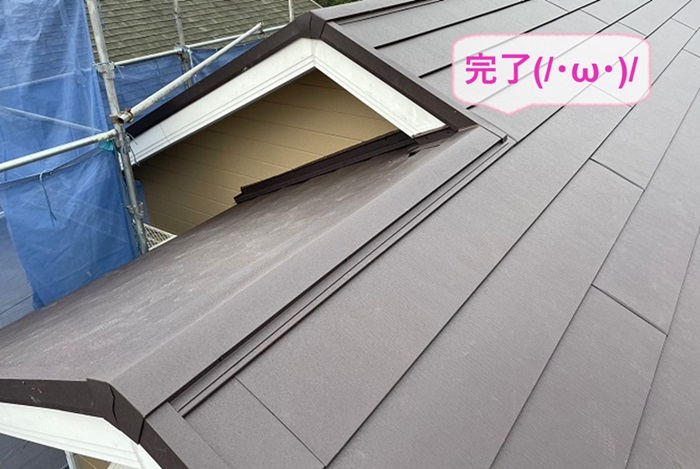 神戸市西区で切妻棟違い形状のノンアスベストスレート屋根への全面改修が完了した現場の様子