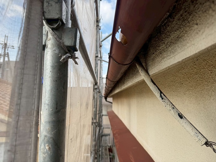 明石市で穴の空いた半丸105をシルビスケアＰＣ５０へ交換する前の様子