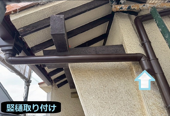 明石市で軒樋４２ｍ竪樋２８ｍの雨樋取り替えを行う現場で竪樋取り付け