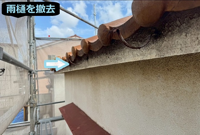 明石市で軒樋４２ｍ竪樋２８ｍの雨樋取り替えを行う現場で雨樋撤去