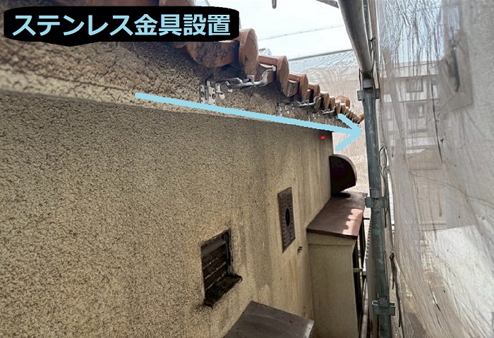 明石市で軒樋４２ｍ竪樋２８ｍの雨樋取り替えを行う現場でステンレス金具設置