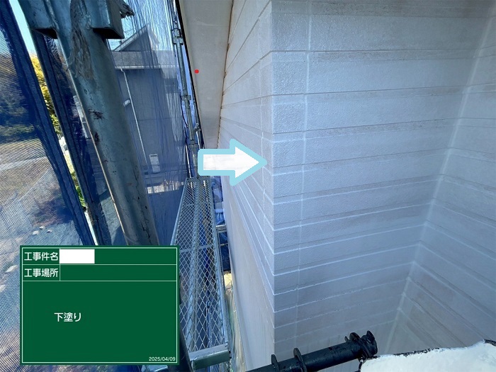 たつの市で建坪30坪の外壁塗装工事にパーフェクトトップを使用する現場で下塗り