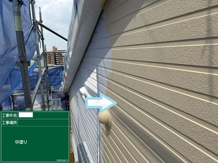 たつの市で建坪30坪の外壁塗装工事にパーフェクトトップを使用する現場で中塗り