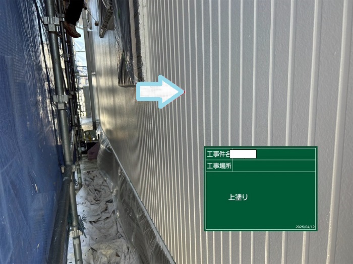 たつの市で建坪30坪の外壁塗装工事にパーフェクトトップを使用する現場で上塗り