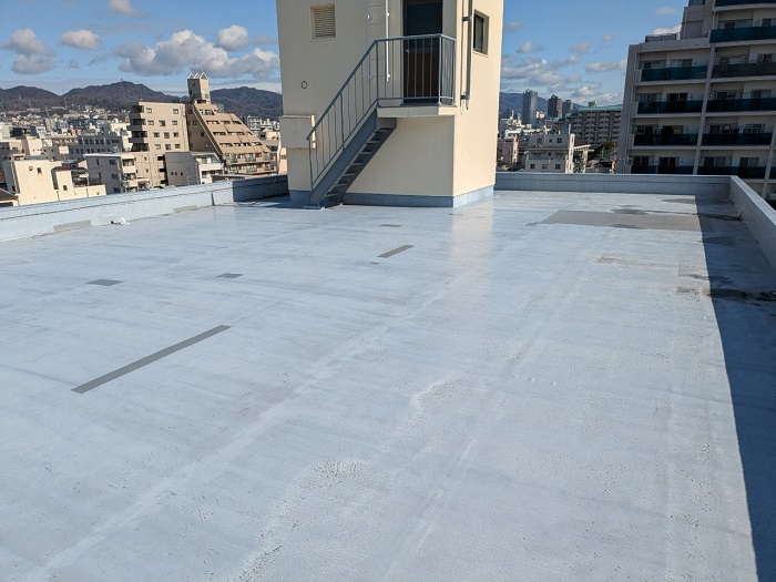 神戸市長田区で田島ビュートップU１５を使用して雨漏りを解消する為、屋上防水工事を行う前の様子
