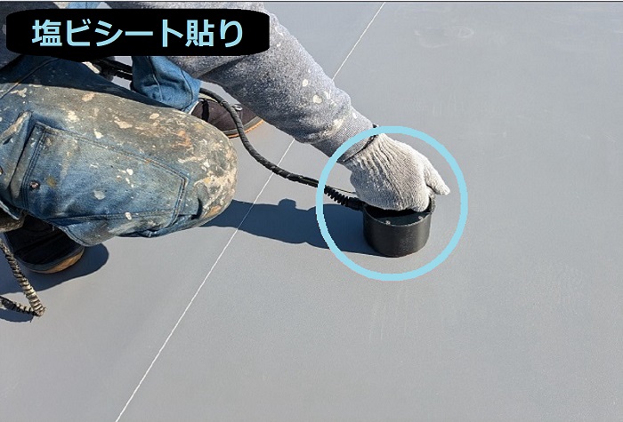 神戸市長田区で面積190平米の集合住宅にて屋上防水リフォームを行う現場で塩ビシート貼り