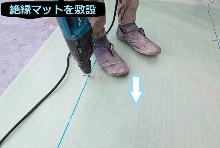 神戸市長田区で面積190平米の集合住宅にて屋上防水リフォームを行う現場で絶縁マット敷設
