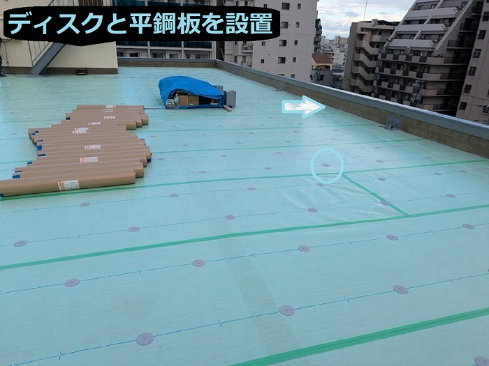 神戸市長田区で面積190平米の集合住宅にて屋上防水リフォームを行う現場で下地取り付け