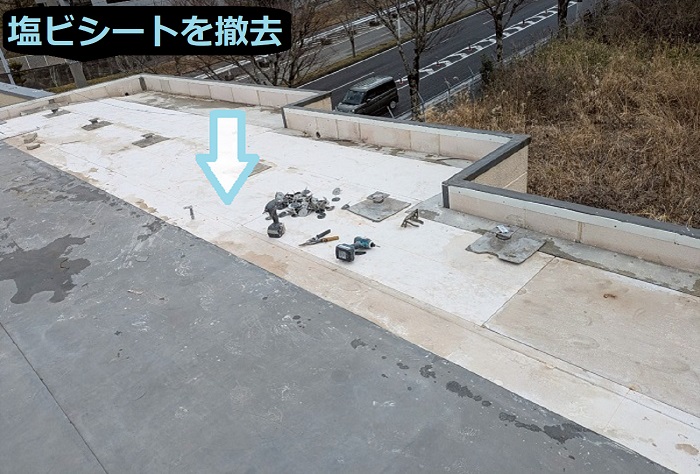 神戸市北区でハウスメーカー戸建ての塩ビシート防水を改修工事する現場でシート撤去