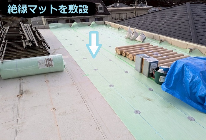 神戸市北区でハウスメーカー戸建ての塩ビシート防水を改修工事する現場で絶縁マット敷設