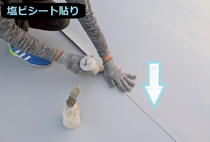 神戸市北区でハウスメーカー戸建ての塩ビシート防水を改修工事する現場で塩ビシート貼り