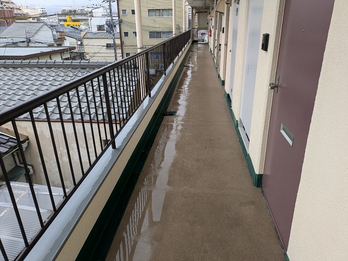 神戸市長田区で共用廊下の長尺シートをタキロンQAに貼り替える前の様子