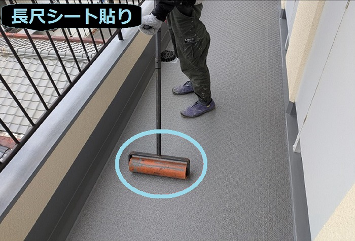 神戸市長田区で面積170平米の5階建てハイツで長尺シートを貼り替える現場で長尺シート貼り