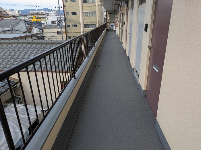 神戸市長田区で共用廊下の長尺シートをタキロンQAに貼り替えた後の様子