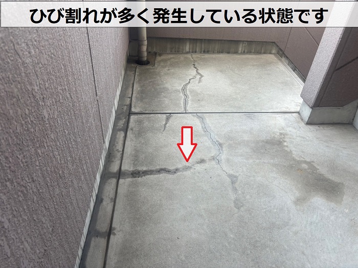 廊下にひび割れが多く発生