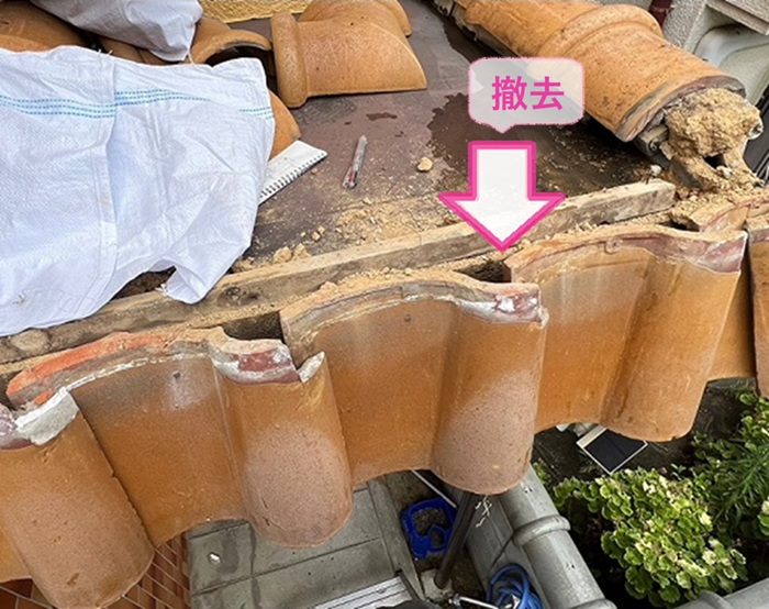 笠木部分の雨漏り補修で瓦製の笠木と中の土を撤去している様子