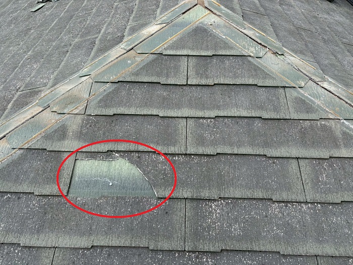 宝塚市でコロニアル屋根補修工事として割れた屋根材を部分的に交換する前の様子