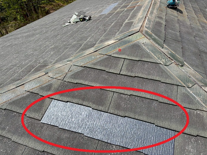 宝塚市でコロニアル屋根補修工事として割れた屋根材を部分的に交換した後の様子