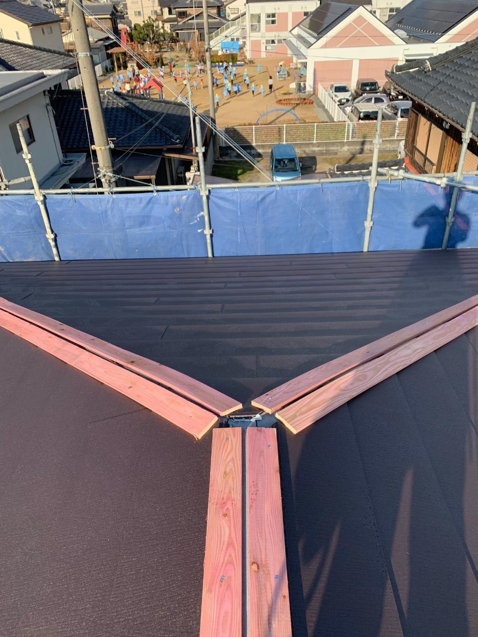 棟木を取り付けている様子