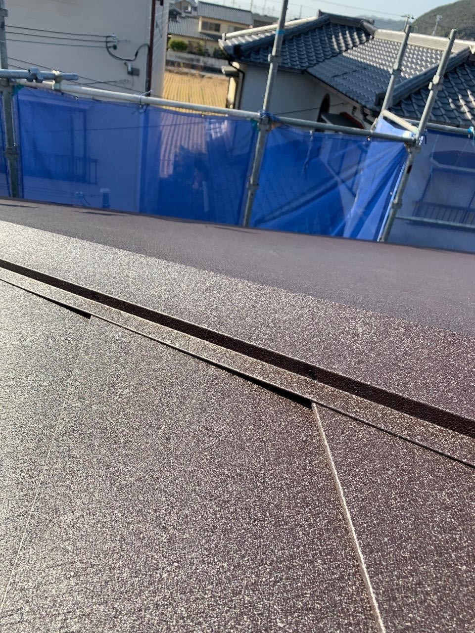 棟板金を被せている様子