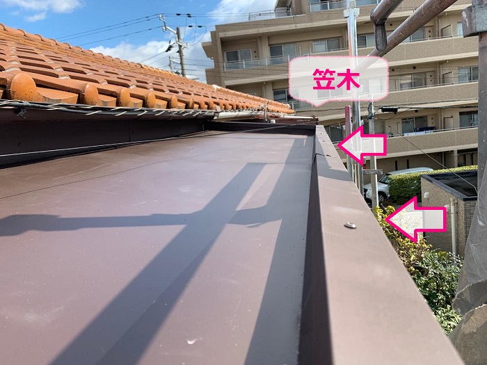 庇屋根への板金工事でガルバリウム鋼板製の笠木取り付け