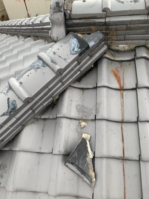 棟瓦がズレ落ちている様子