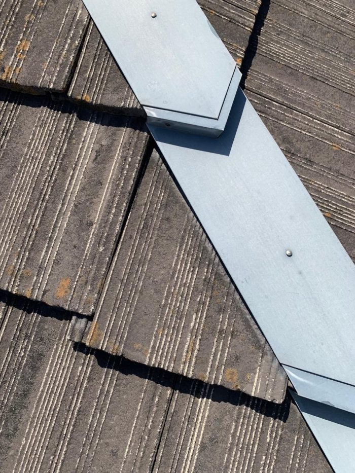 劣化によりズレた瓦の様子