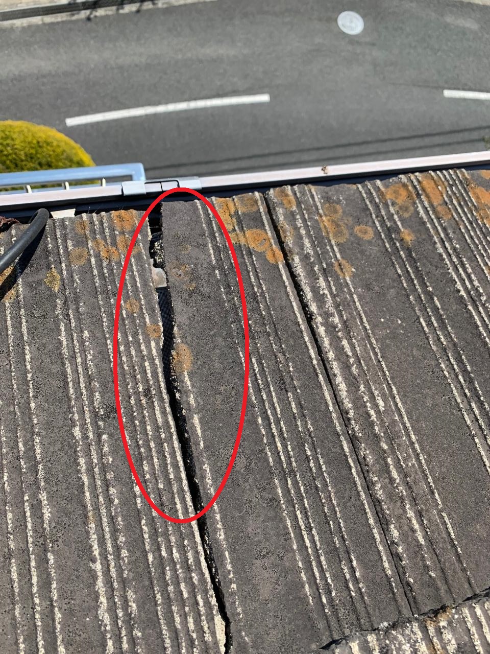 明石市での瓦屋根修理前の割れた瓦屋根