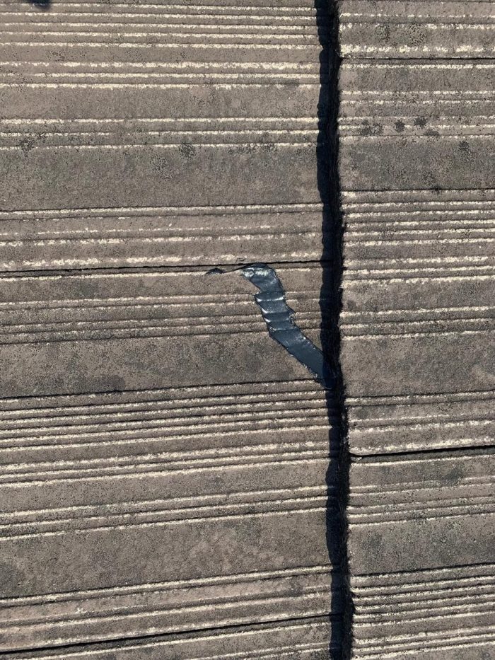 細かいひび割れにシーリングした様子