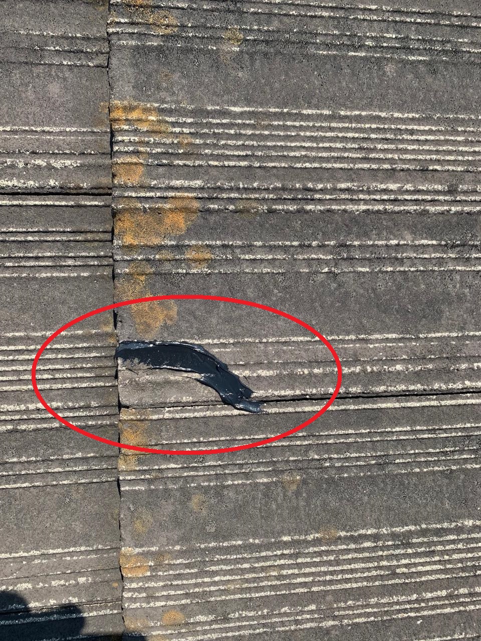 瓦屋根修理で細かいひび割れにコーキングを打った様子