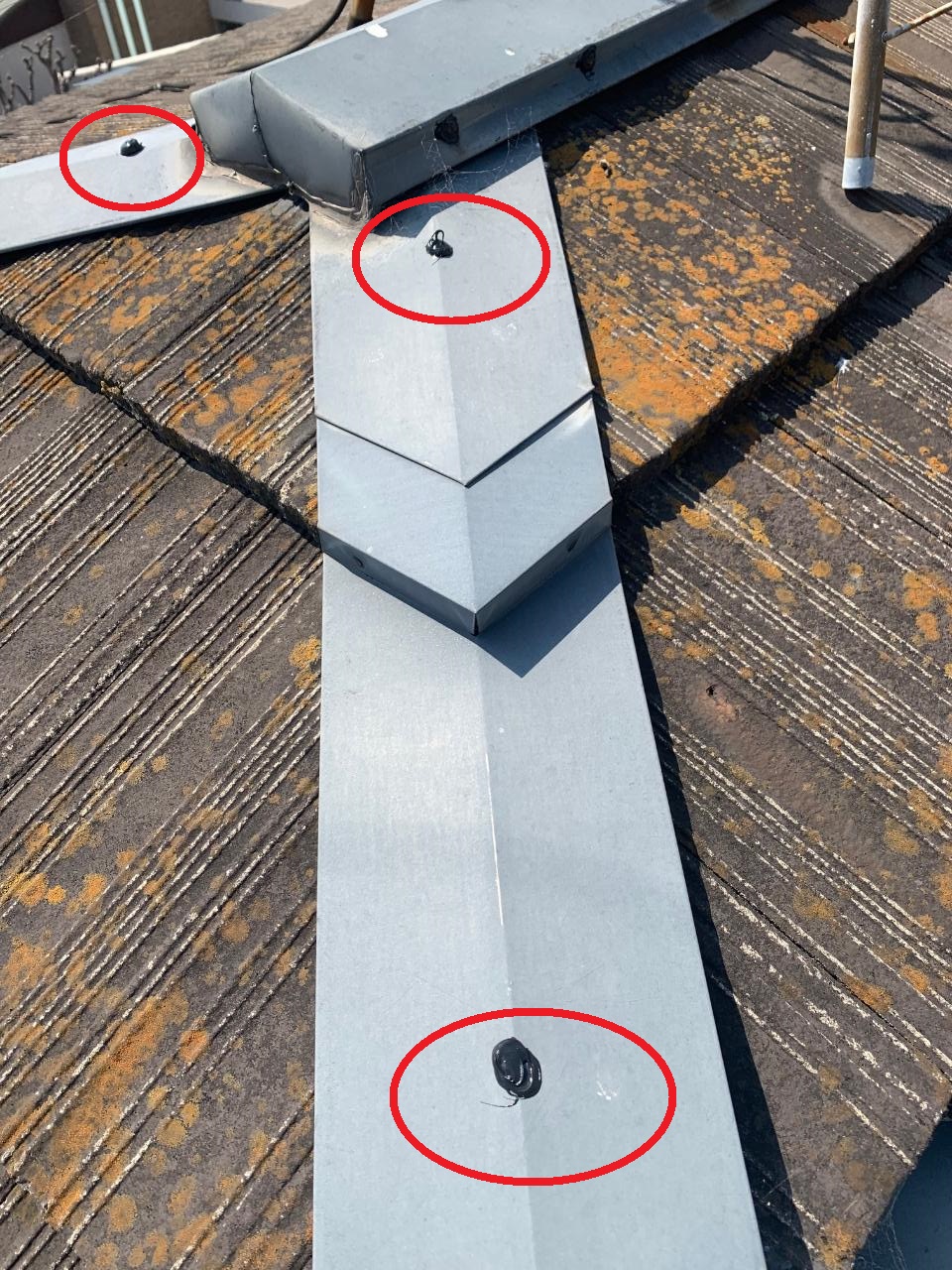 明石市での瓦屋根修理で棟固定釘にコーキングした様子