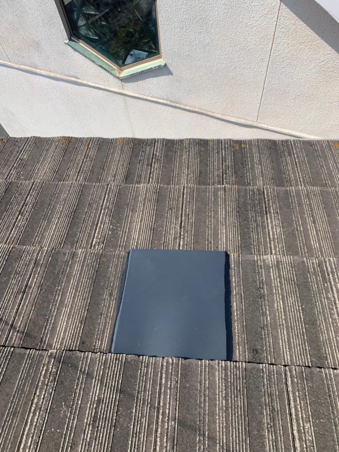 割れた瓦に板金を被せた様子