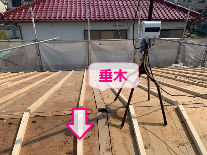 ルーガ鉄平を用いた瓦屋根リフォームで垂木を取り付けている様子