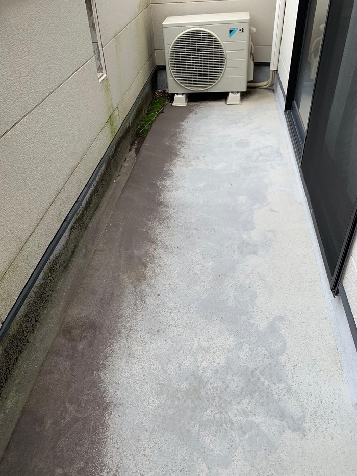 劣化したベランダ防水の様子