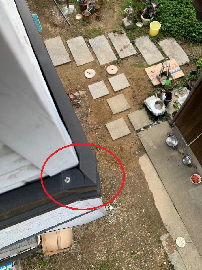 外壁カバーがひび割れている様子