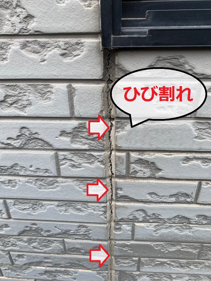 外壁のコーキングがひび割れている様子