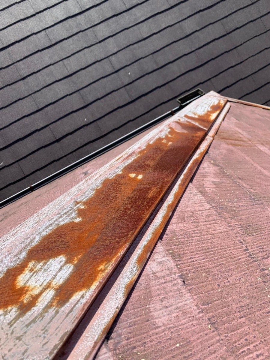 棟板金が錆び付いている様子