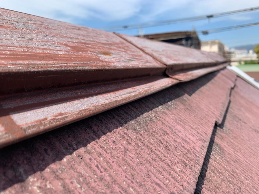 棟板金が浮いている様子